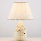 Lampe de table sculptée en céramique blanche avec abat-jour en tissu