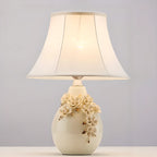 Lampe de table sculptée en céramique blanche avec abat-jour en tissu