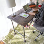 Bureau de travail en bois massif brun RESTORE de Pipe Decor