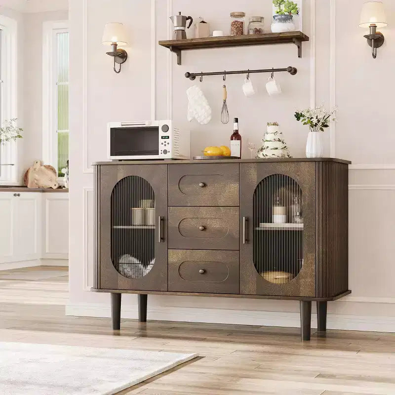 GarveeHome Buffet de salle à manger 47 po avec 2 portes en verre cannelé et 3 tiroirs, meuble d'appoint de bar à café moderne de style ferme avec étagères réglables