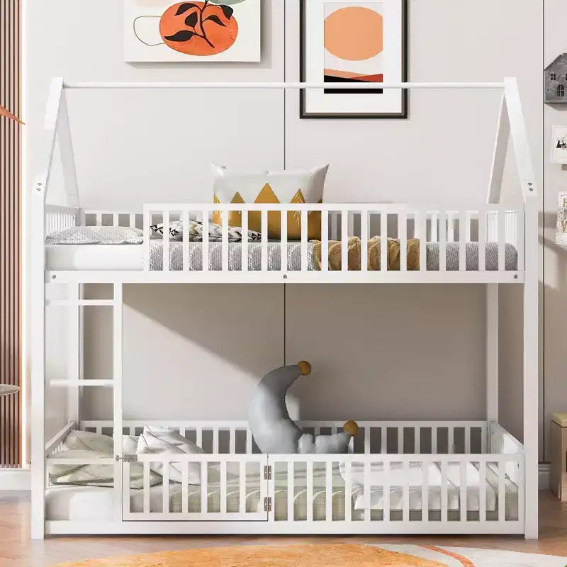 Lit superposé en métal double de 78 pouces Okak, cadres de lit avec clôture, porte et barrière de sécurité, lits superposés pour chambre d'enfants, chambre à coucher, blanc