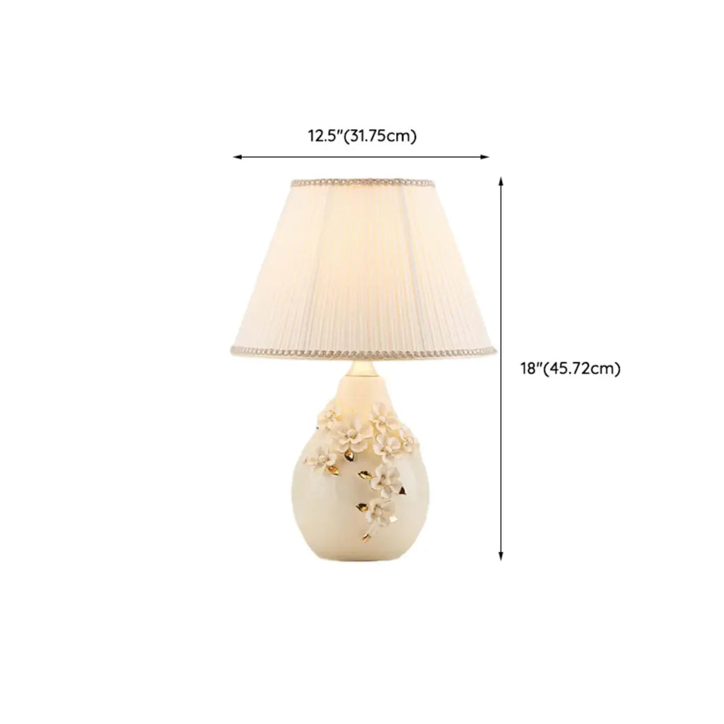 Lampe de table sculptée en céramique blanche avec abat-jour en tissu