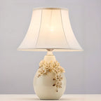 Lampe de table sculptée en céramique blanche avec abat-jour en tissu