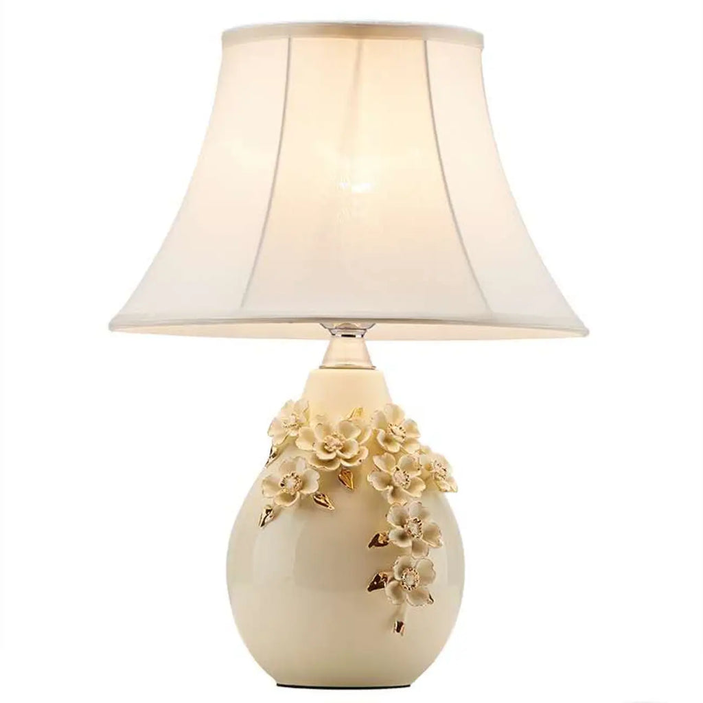 Lampe de table sculptée en céramique blanche avec abat-jour en tissu