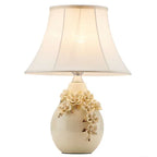 Lampe de table sculptée en céramique blanche avec abat-jour en tissu