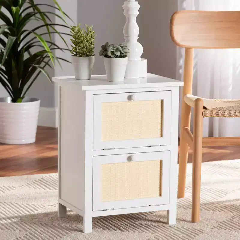 Table de chevet Sariah en rotin blanc à 2 portes - Baxton Studio