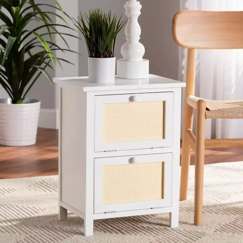 Table de chevet Sariah en rotin blanc à 2 portes - Baxton Studio