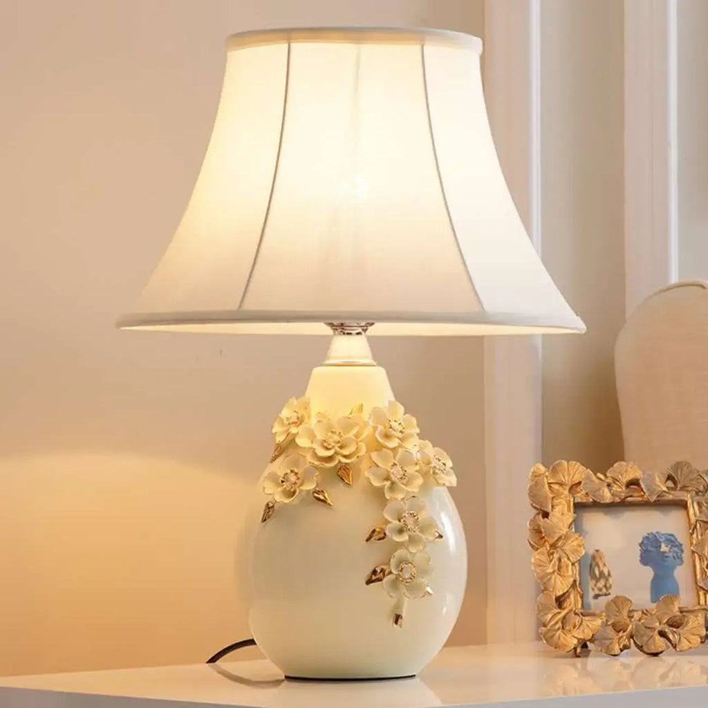 Lampe de table sculptée en céramique blanche avec abat-jour en tissu