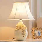Lampe de table sculptée en céramique blanche avec abat-jour en tissu