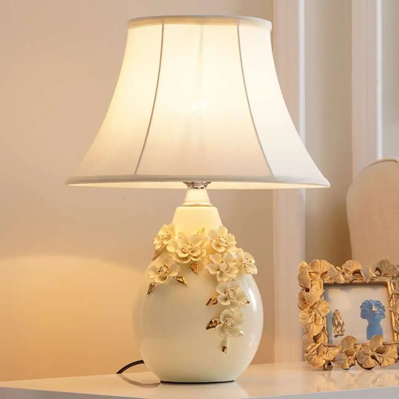 Lampe de table sculptée en céramique blanche avec abat-jour en tissu