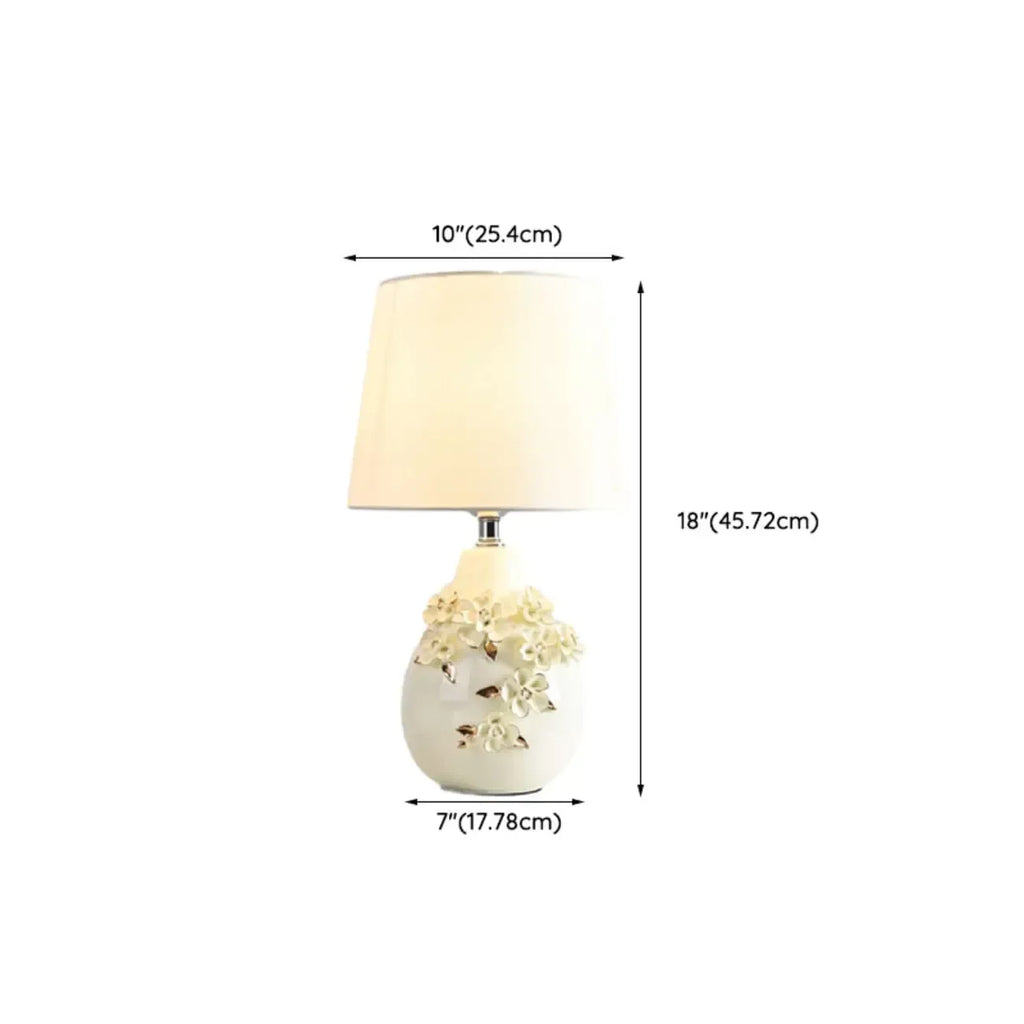Lampe de table sculptée en céramique blanche avec abat-jour en tissu