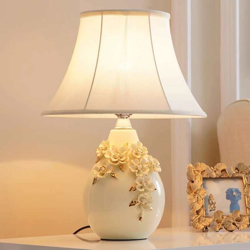Lampe de table sculptée en céramique blanche avec abat-jour en tissu