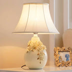 Lampe de table sculptée en céramique blanche avec abat-jour en tissu