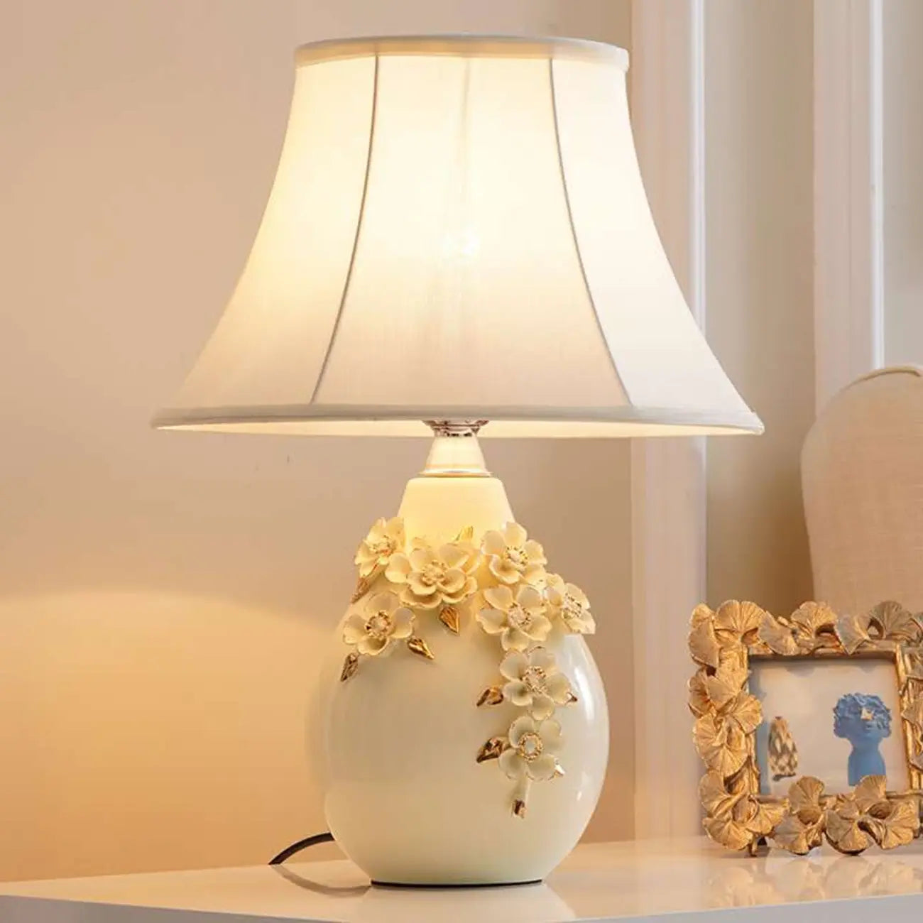 Lampe de table sculptée en céramique blanche avec abat-jour en tissu