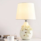 Lampe de table sculptée en céramique blanche avec abat-jour en tissu