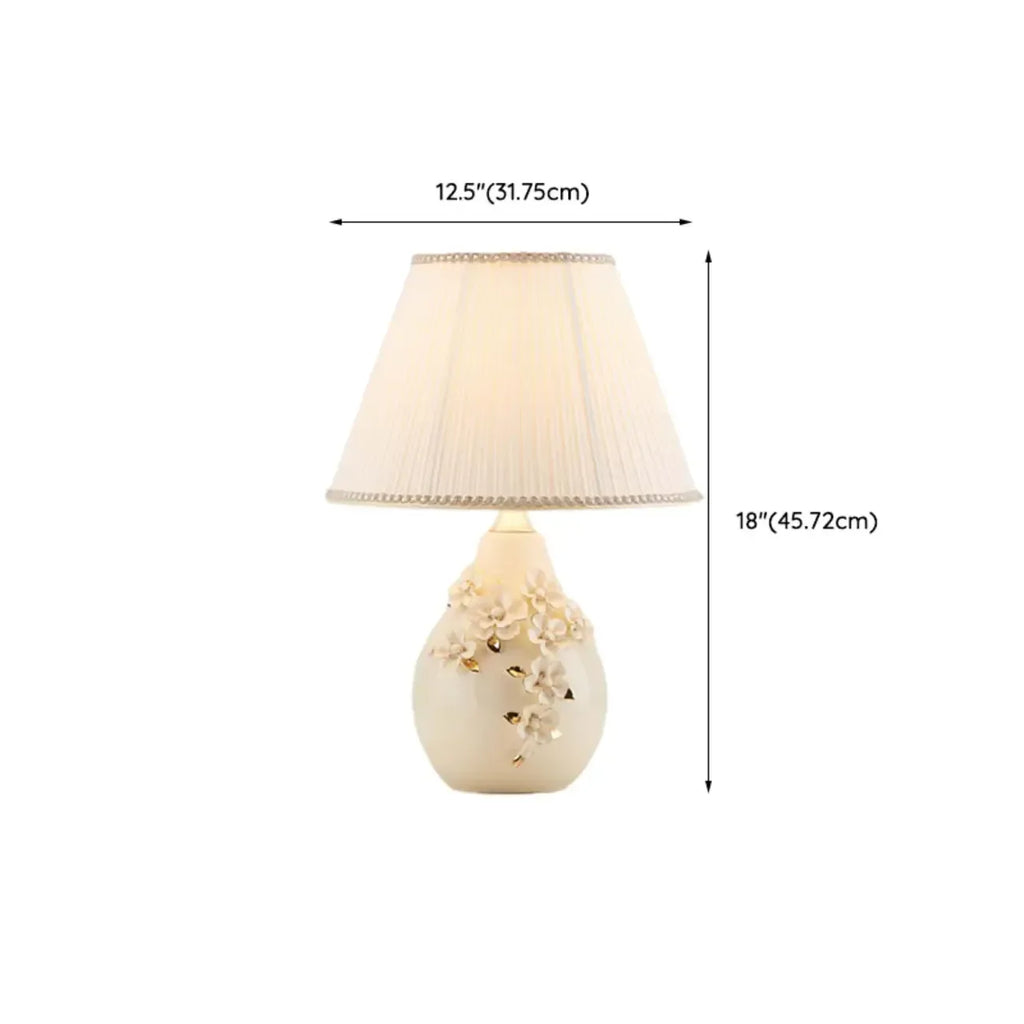 Lampe de table sculptée en céramique blanche avec abat-jour en tissu