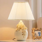 Lampe de table sculptée en céramique blanche avec abat-jour en tissu
