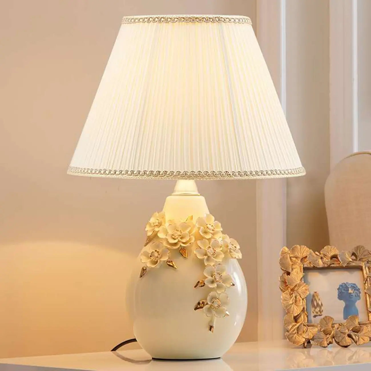 Lampe de table sculptée en céramique blanche avec abat-jour en tissu
