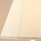 Lampe de table sculptée en céramique blanche avec abat-jour en tissu