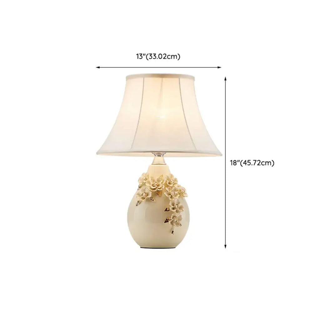 Lampe de table sculptée en céramique blanche avec abat-jour en tissu