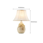 Lampe de table sculptée en céramique blanche avec abat-jour en tissu