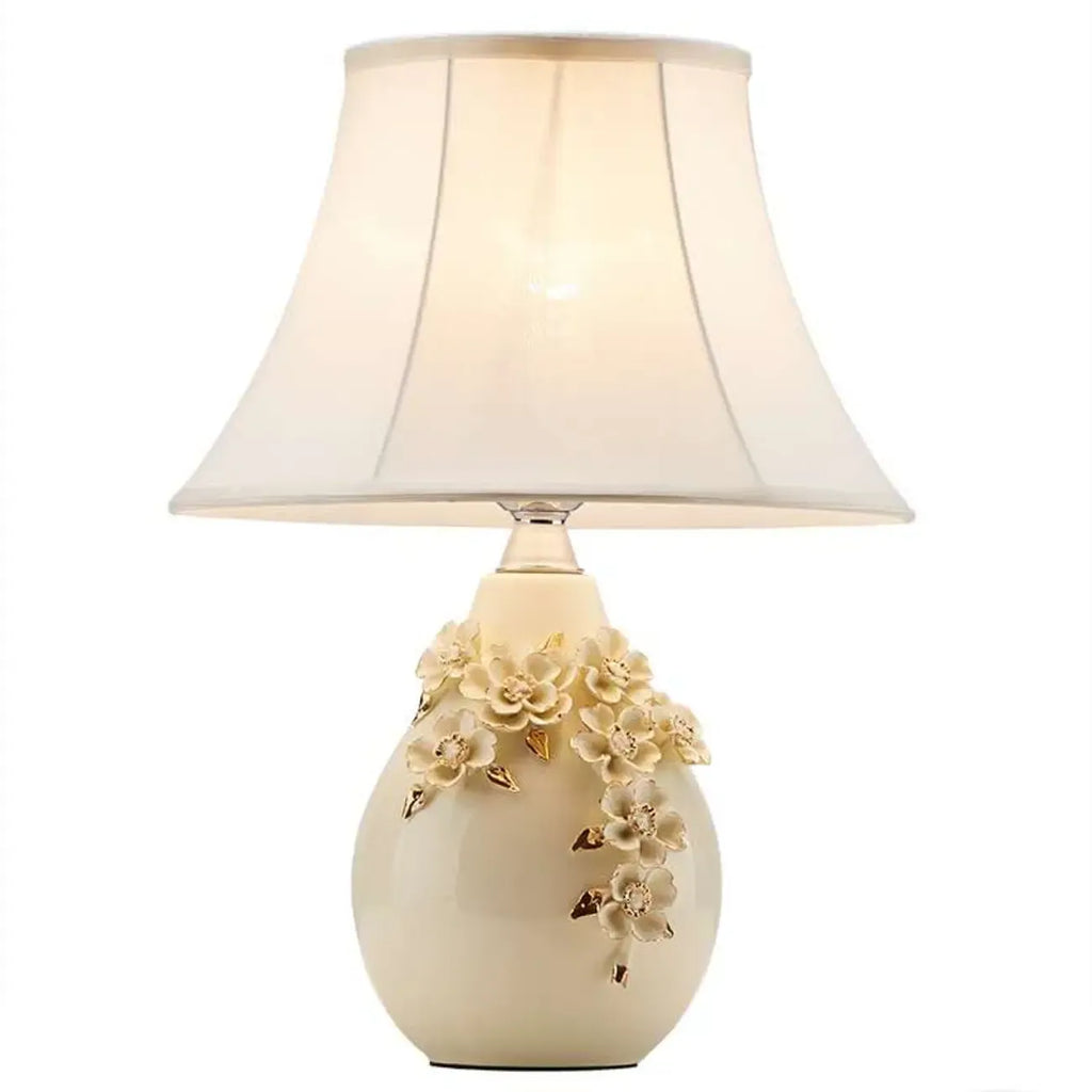 Lampe de table sculptée en céramique blanche avec abat-jour en tissu
