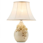 Lampe de table sculptée en céramique blanche avec abat-jour en tissu