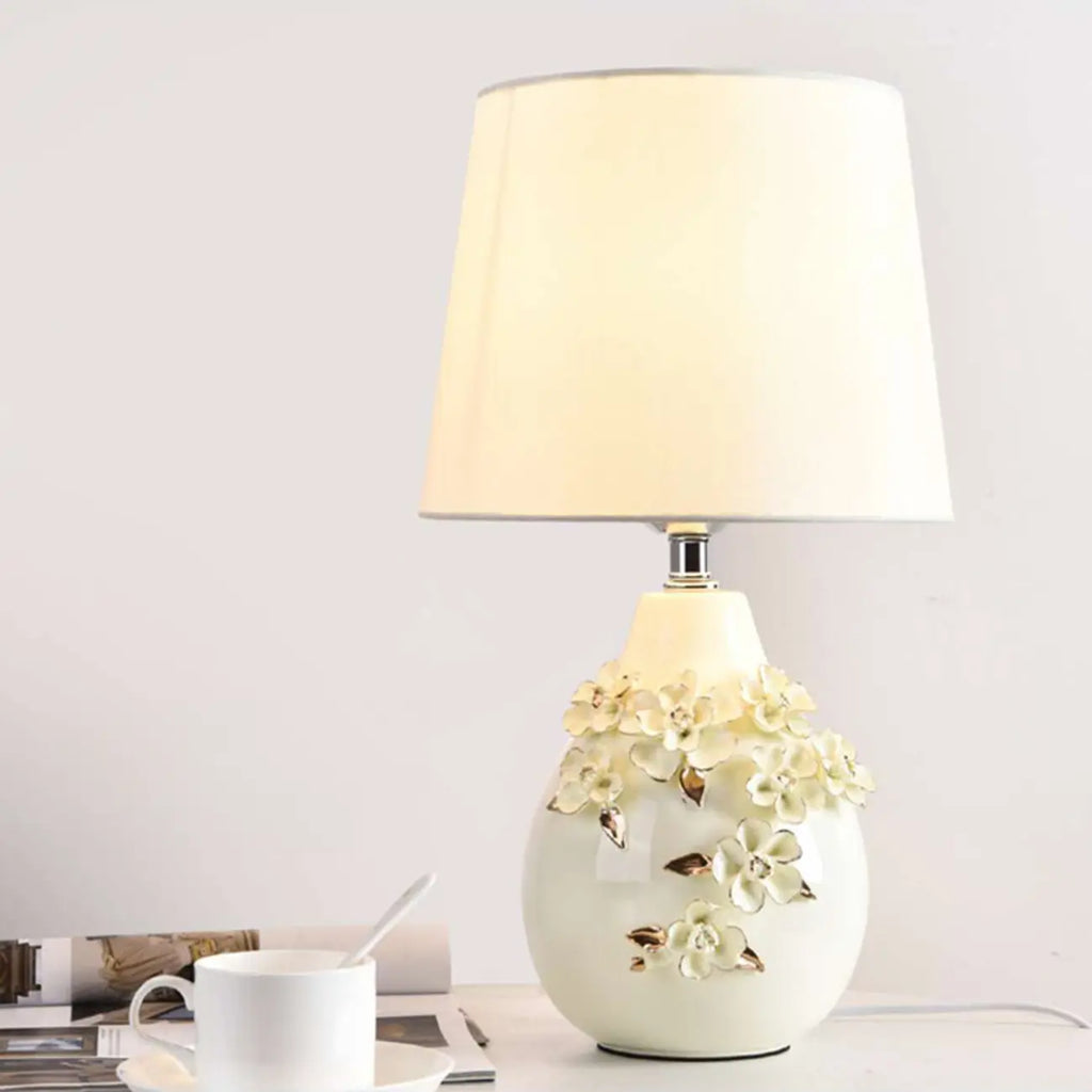 Lampe de table sculptée en céramique blanche avec abat-jour en tissu