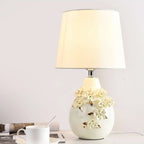 Lampe de table sculptée en céramique blanche avec abat-jour en tissu