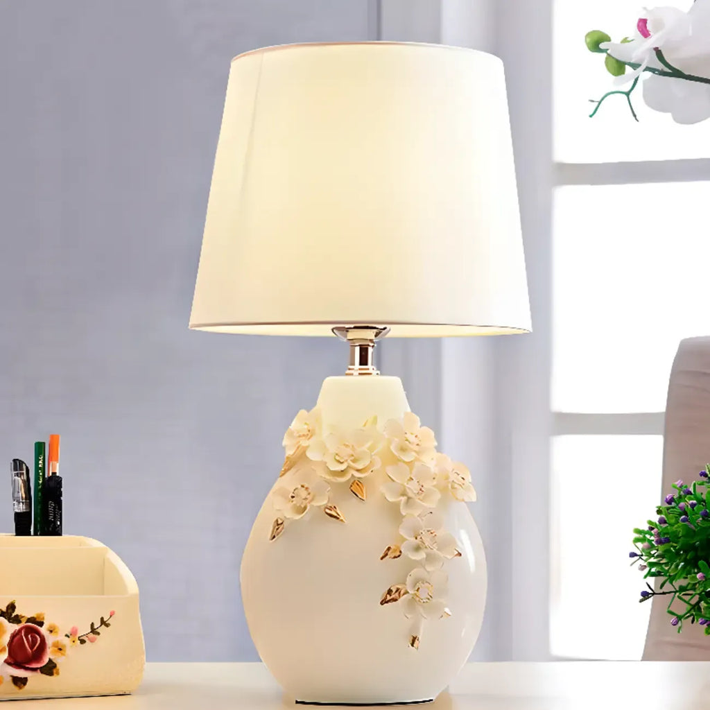 Lampe de table sculptée en céramique blanche avec abat-jour en tissu