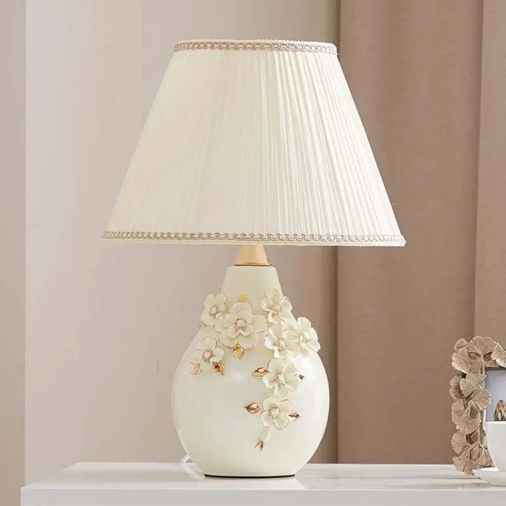 Lampe de table sculptée en céramique blanche avec abat-jour en tissu