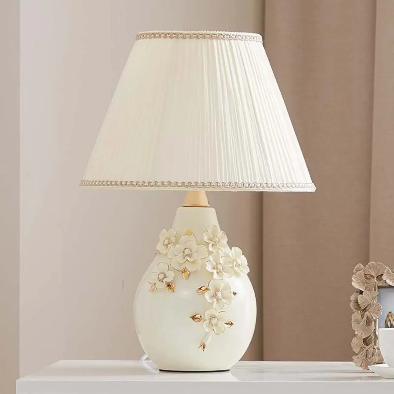 Lampe de table sculptée en céramique blanche avec abat-jour en tissu