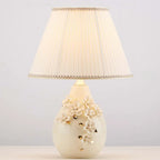 Lampe de table sculptée en céramique blanche avec abat-jour en tissu