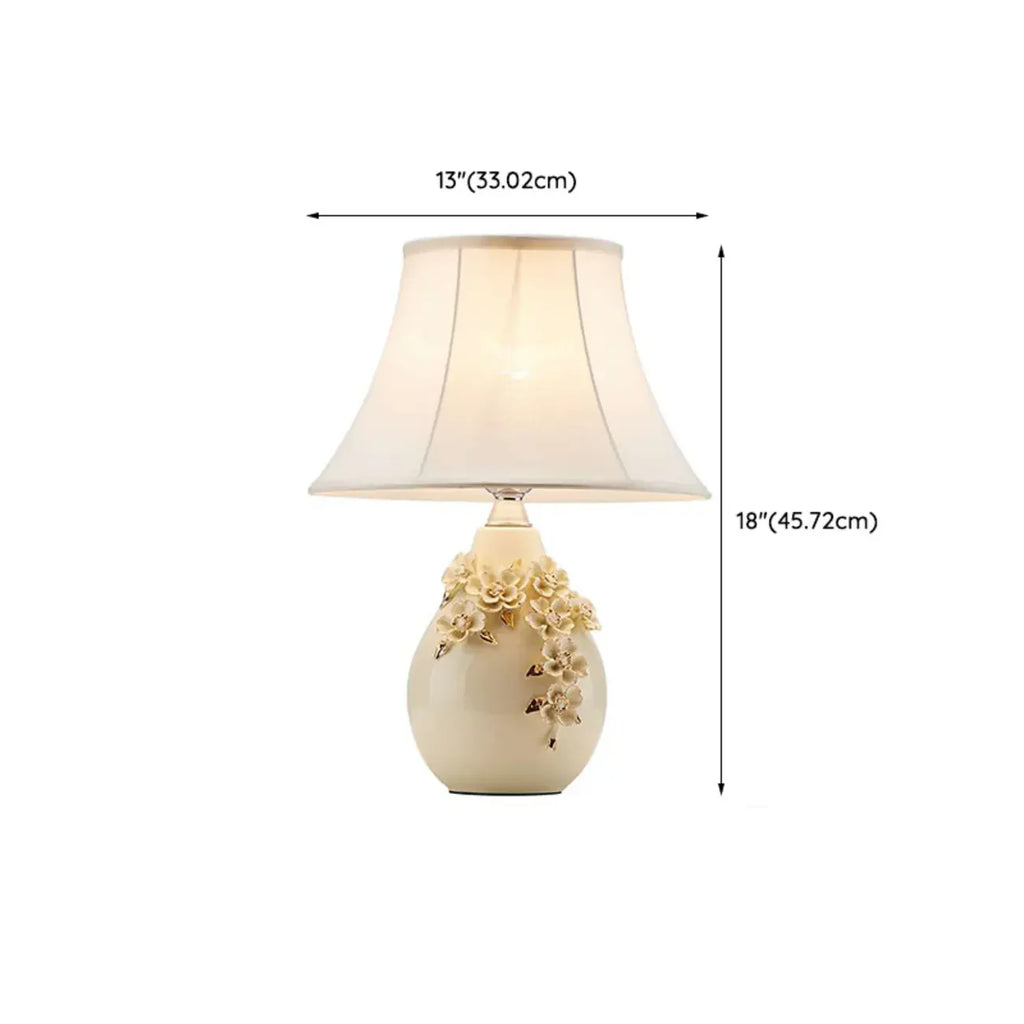 Lampe de table sculptée en céramique blanche avec abat-jour en tissu