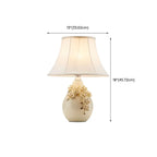 Lampe de table sculptée en céramique blanche avec abat-jour en tissu