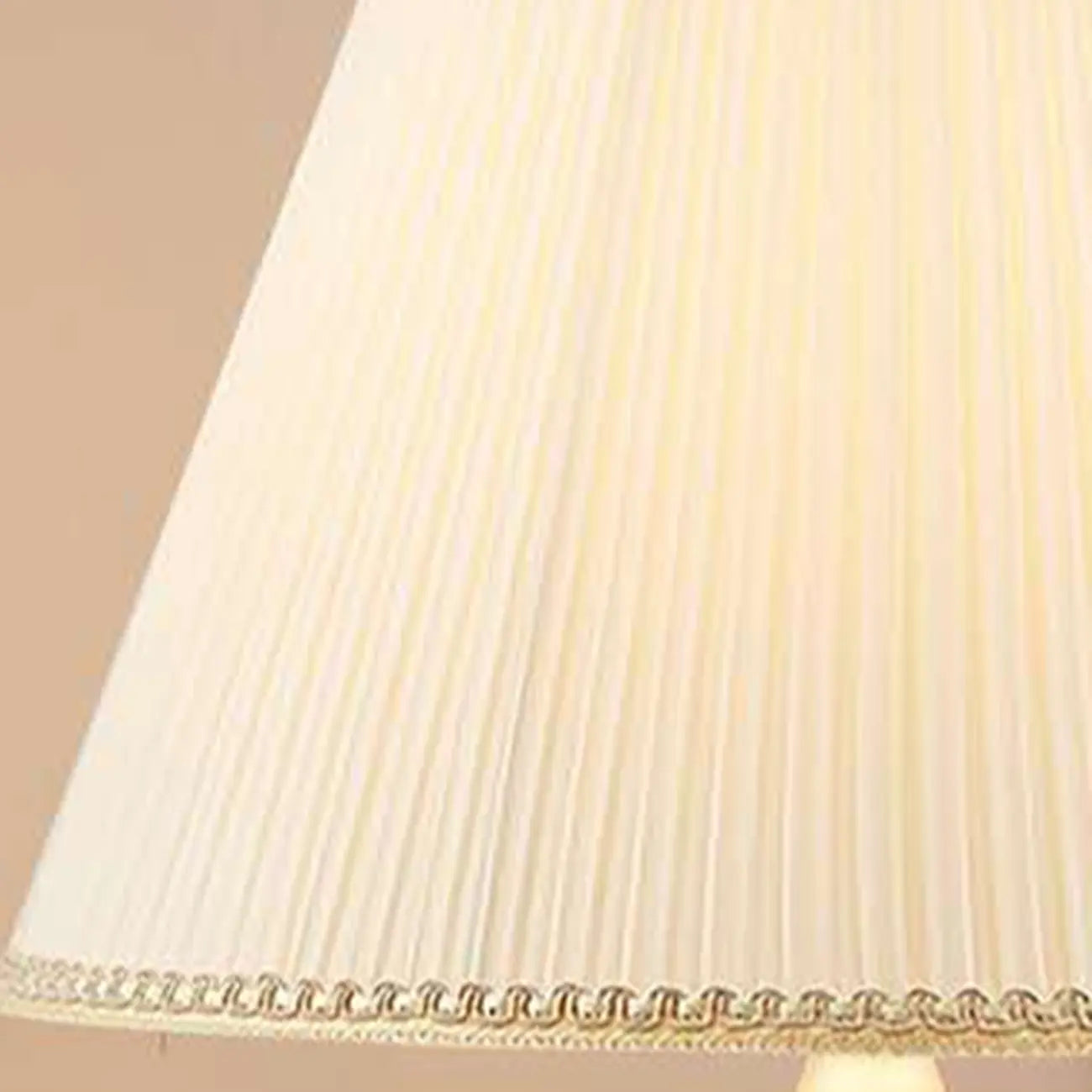Lampe de table sculptée en céramique blanche avec abat-jour en tissu